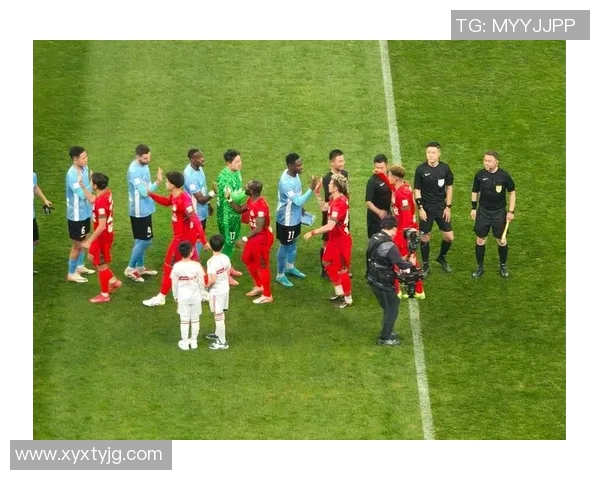 足球明星与女生互动趣事大揭秘让你感受不一样的球场魅力与青春活力