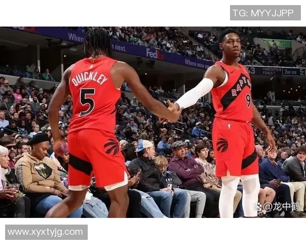 猛龙与勇士激战正酣NBA赛场上演精彩对决引发球迷热议