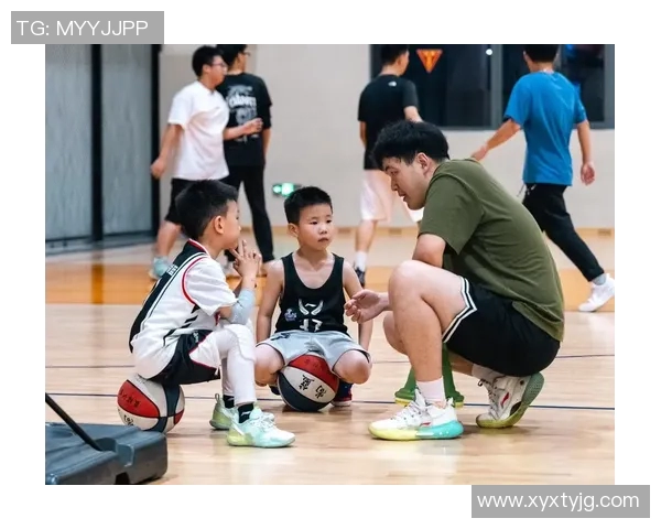 篮球明星亲自示范教小朋友踢球技巧让孩子们爱上运动的乐趣